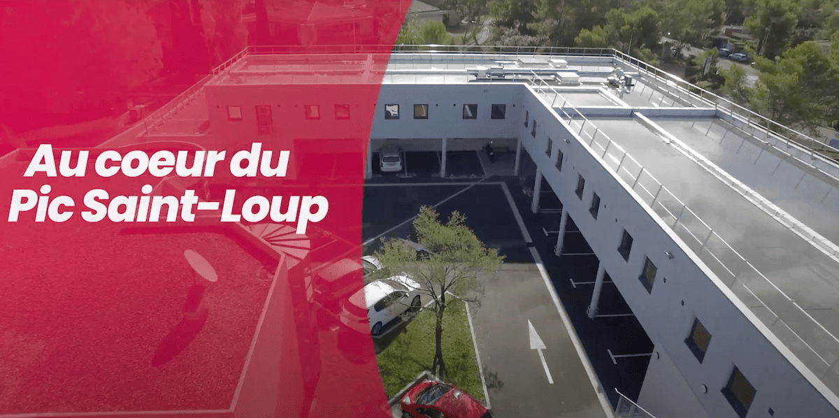Vue des bâtiments de Pharmya, société spécialisée en pharmacovigilance basée à Saint Clément de Rivière