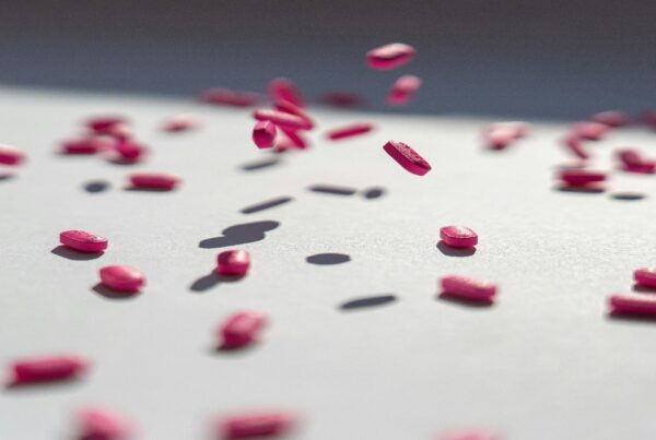 Médicaments roses fond gris et blanc